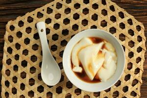 Wedang Tahu ou kembang tahu, traditionnel dessert photo