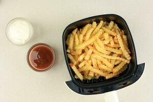 cuisine Patate français frites en utilisant airfryer machine, cuisine avec non huile. photo