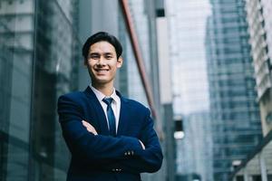 jeune homme d'affaires asiatique avec fond de bâtiment moderne photo