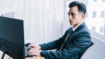 homme d'affaires asiatique concentré sur le travail photo