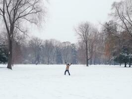 homme jouit le hiver neigeux journée dans espiègle pose ai génératif photo