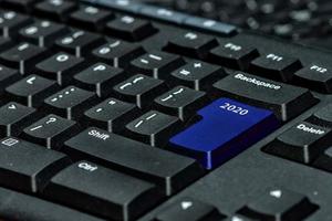 clavier d'ordinateur avec touche bleue 2020 - concept de technologie de vacances photo