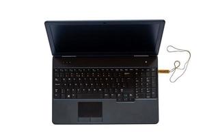 un ordinateur portable et une clé USB avec des données privées et de l'argent sur un fond blanc et isolé. photo