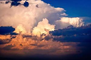 cloudscape dramatique au crépuscule avec le lever du soleil au coucher du soleil. photo