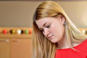 portrait d'une jeune femme blonde vêtue d'une robe rouge. photo