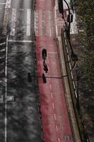 cycliste sur la piste cyclable dans la ville de bilbao en espagne photo