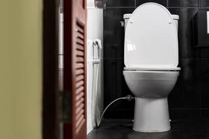 cuvette de toilette blanche dans une salle de bain d'une maison privée photo