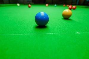 boules de billard sur table de billard vert photo