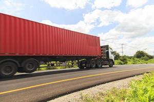 camion rouge sur l'autoroute sous le ciel bleu photo