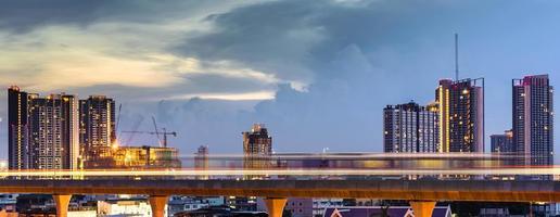 ligne lumineuse du skytrain au centre-ville avec ciel bleu et nuages à bangkok, thaïlande photo