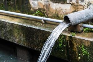 écoulement des eaux usées vers l'égout, conduites d'égout vers le petit canal photo