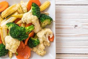 mélange de légumes sautés - style végétalien et végétarien photo