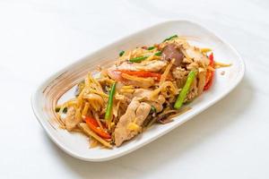 poulet sauté au gingembre - style cuisine asiatique photo
