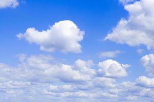 nuages blancs dans le ciel bleu photo