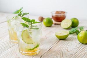 miel glacé et soda citron vert à la menthe - boisson rafraîchissante photo