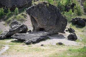 de grosses pierres se trouvent sur le pré près de la colline photo