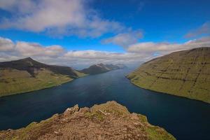 randonnée sur la montagne klakkur avec un superbe paysage de fjord panoramique et pittoresque sur les îles féroé photo