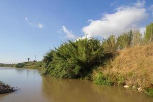 le fleuve llobregat qui traverse la région du baix llobregat, près de la ville de barcelone.