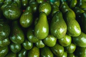 avocats sur une table dans un marché de rue photo