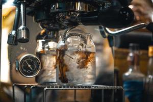 faire du café à partir de la machine à la maison, du café dans une tasse photo