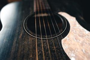 guitare acoustique en bois sur plancher de bois franc photo