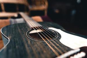 guitare acoustique en bois sur plancher de bois franc photo