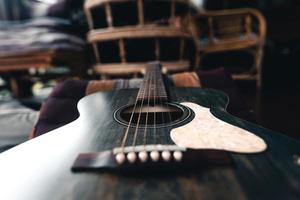 guitare acoustique en bois sur plancher de bois franc photo
