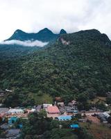 montagnes et villages pendant la saison des pluies photo