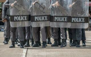 émeute police contrôle le foule. photo