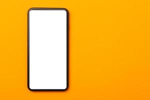 écran blanc de smartphone isolé sur fond orange photo