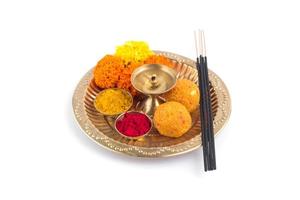pooja thali magnifiquement décoré pour la célébration du festival au culte, haldi ou poudre de curcuma et kumkum, fleurs, bâtonnets parfumés en plaque de laiton, puja thali hindou