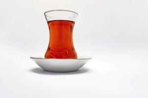 prêt à boire du thé turc traditionnel dans une tasse en verre