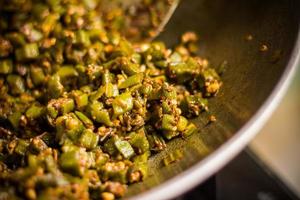 masala indien frit bhindi ou ladyfinger photo