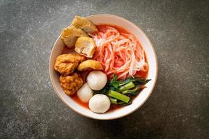 petites nouilles de riz plates avec boulettes de poisson et boulettes de crevettes dans une soupe rose, yen ta four ou yen ta fo - style cuisine asiatique photo