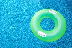 anneau de bain dans la piscine bleue photo