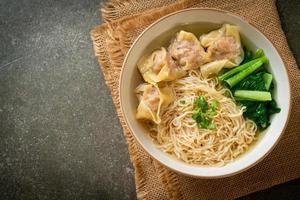 nouilles aux œufs avec soupe wonton au porc ou soupe de boulettes de porc et légumes - style cuisine asiatique photo