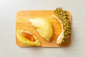 Durian mûr et frais, zeste de durian sur plaque blanche photo