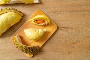 Durian mûr et frais, zeste de durian sur plaque blanche