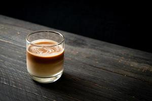 verre de café au lait, café au lait sur fond de bois photo