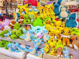 jouets en peluche pokemon pikachu colorés à l'aéroport de bangkok en thaïlande.