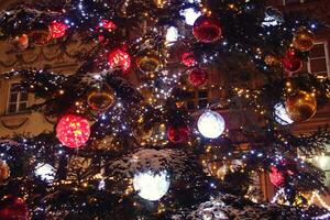 lumière coloré Noël décorations à nuit le des rues de Varsovie, Pologne photo