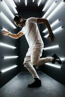 noir homme dansant dans néon lumières photo