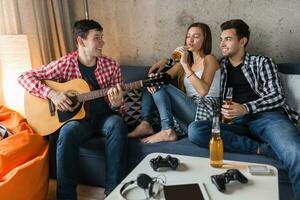 content Jeune gens ayant amusant, copains fête à Accueil photo