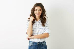 jolie Jeune femme avec Candide sourire, branché style, habillé dans jeans, chemise, isolé sur blanc arrière-plan, frisé cheveux photo