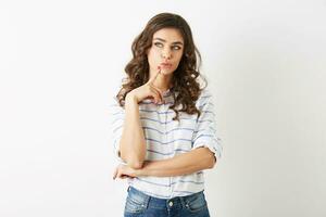 magnifique Jeune femme en pensant sur problème, branché style, habillé dans chemise, isolé sur blanc Contexte photo