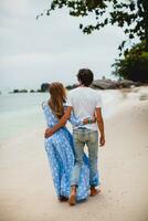 Jeune élégant branché couple dans l'amour sur tropical plage photo