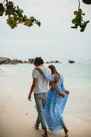 Jeune élégant branché couple dans l'amour sur tropical plage photo