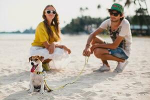 Jeune élégant branché couple dans l'amour en jouant chien photo