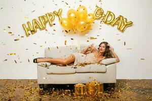 jolie femme célébrer fête dans d'or confettis photo