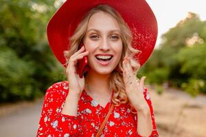 attrayant élégant blond souriant femme dans paille rouge chapeau et chemisier été mode photo